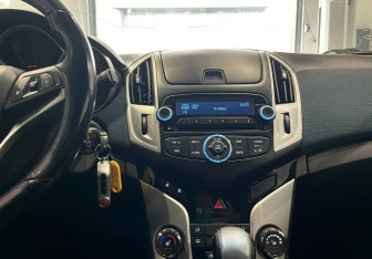 Подержанный автомобиль Chevrolet Cruze Hatchback 2013 года (16 фото)