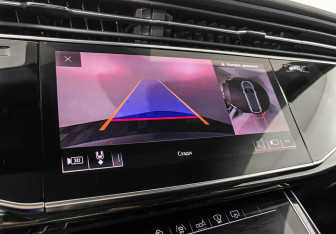 Подержанный автомобиль Audi Q8 2018 года (22 фото)