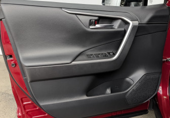 Подержанный автомобиль Toyota RAV4 2023 года (18 фото)