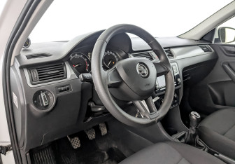 Подержанный автомобиль Skoda Rapid Liftback 2019 года (16 фото)