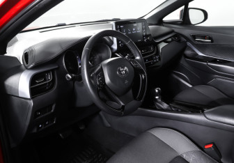 Подержанный автомобиль Toyota C-HR 2020 года (15 фото)