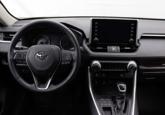 Подержанный автомобиль Toyota RAV4 2020 года (14 фото)