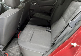 Подержанный автомобиль Renault Sandero 2012 года (14 фото)