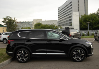 Подержанный автомобиль Hyundai Santa Fe 2021 года (3 фото)
