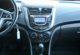 Подержанный автомобиль Hyundai Solaris Hatchback 2012 года (14 фото)