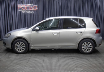 Подержанный автомобиль Volkswagen Golf Hatchback 2012 года (8 фото)