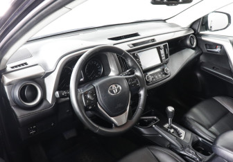 Подержанный автомобиль Toyota RAV4 2017 года (9 фото)