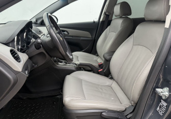 Подержанный автомобиль Chevrolet Cruze Hatchback 2013 года (10 фото)
