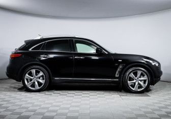 Подержанный автомобиль Infiniti QX70 2015 года (4 фото)