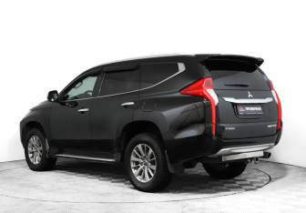 Подержанный автомобиль Mitsubishi Pajero Sport 2017 года (7 фото)