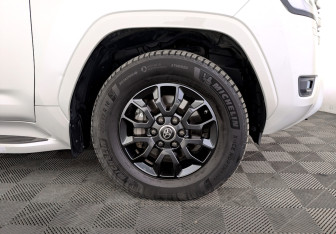 Подержанный автомобиль Toyota Land Cruiser Suv 2021 года (18 фото)