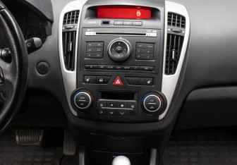 Подержанный автомобиль Kia Ceed Hatchback 2010 года (15 фото)