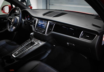 Подержанный автомобиль Porsche Macan 2017 года (26 фото)