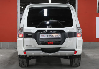 Подержанный автомобиль Mitsubishi Pajero 2018 года (6 фото)
