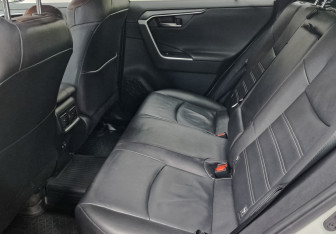 Подержанный автомобиль Toyota RAV4 2020 года (18 фото)