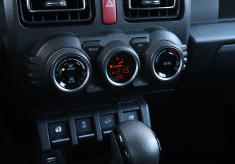 Подержанный автомобиль Suzuki Jimny 2025 года (14 фото)