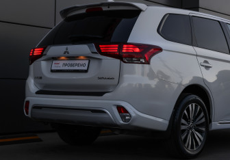 Подержанный автомобиль Mitsubishi Outlander 2022 года (21 фото)