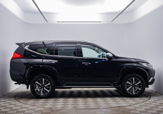 Подержанный автомобиль Mitsubishi Pajero Sport 2016 года (4 фото)