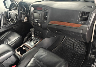 Подержанный автомобиль Mitsubishi Pajero 2007 года (10 фото)