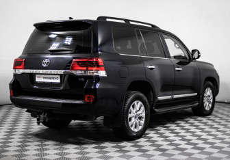 Подержанный автомобиль Toyota Land Cruiser Suv 2016 года (5 фото)