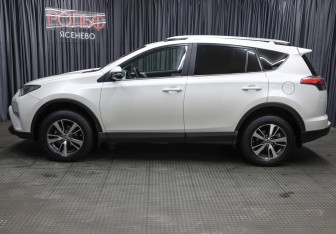 Подержанный автомобиль Toyota RAV4 2017 года (8 фото)