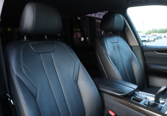 Подержанный автомобиль BMW X5 2014 года (14 фото)