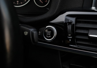 Подержанный автомобиль BMW X4 2015 года (21 фото)