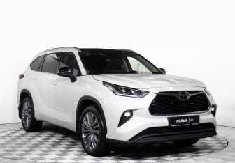 Подержанный автомобиль Toyota Highlander 2021 года (3 фото)