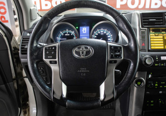 Подержанный автомобиль Toyota Land Cruiser Prado 2010 года (17 фото)