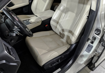 Подержанный автомобиль Lexus RX 2021 года (20 фото)
