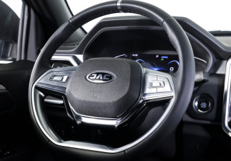 Подержанный автомобиль JAC T9 2025 года (15 фото)