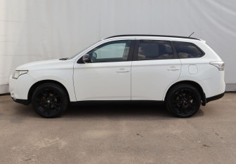 Подержанный автомобиль Mitsubishi Outlander 2012 года (8 фото)