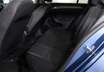 Подержанный автомобиль Volkswagen Golf Hatchback 2013 года (15 фото)