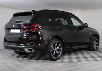 Подержанный автомобиль BMW X5 2024 года (2 фото)