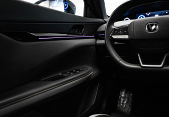 Подержанный автомобиль Changan UNI-V 2023 года (15 фото)