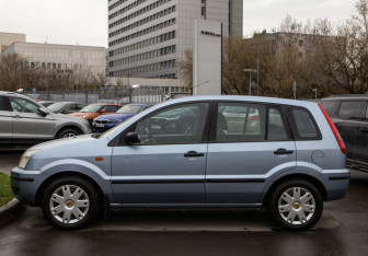 Подержанный автомобиль Ford Fusion 2005 года (6 фото)