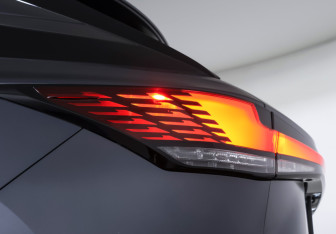 Подержанный автомобиль Lexus RX 2023 года (30 фото)