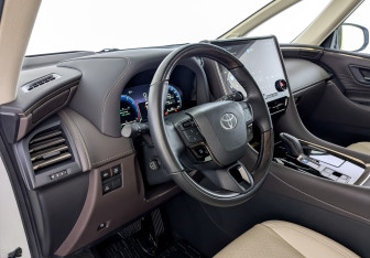 Подержанный автомобиль Toyota Alphard 2024 года (16 фото)