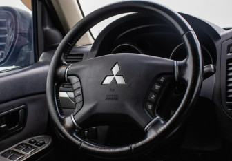 Подержанный автомобиль Mitsubishi Pajero 2013 года (15 фото)