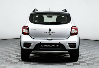 Подержанный автомобиль Renault Sandero 2016 года (6 фото)