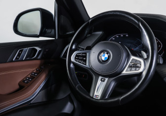 Подержанный автомобиль BMW X5 2021 года (12 фото)