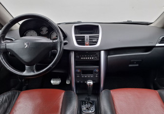 Подержанный автомобиль Peugeot 207 Convertible 2008 года (12 фото)