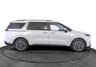 Подержанный автомобиль Kia Carnival 2021 года (4 фото)