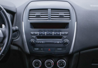 Подержанный автомобиль Mitsubishi ASX 2012 года (14 фото)