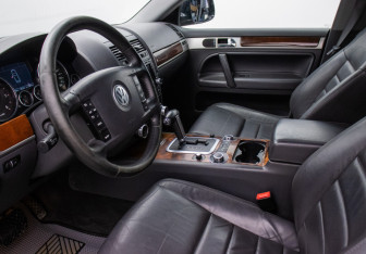 Подержанный автомобиль Volkswagen Touareg 2008 года (10 фото)