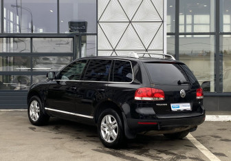 Подержанный автомобиль Volkswagen Touareg 2004 года (7 фото)