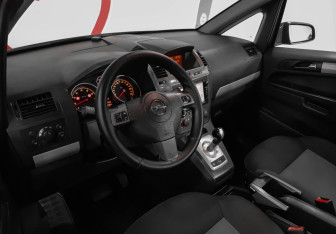 Подержанный автомобиль Opel Zafira Compactvan 2007 года (7 фото)