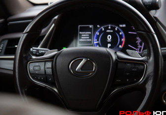 Подержанный автомобиль Lexus ES 2019 года (12 фото)