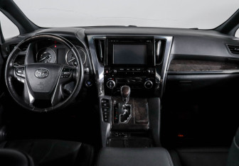 Подержанный автомобиль Toyota Alphard 2019 года (12 фото)