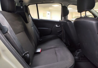 Подержанный автомобиль Renault Sandero 2013 года (13 фото)